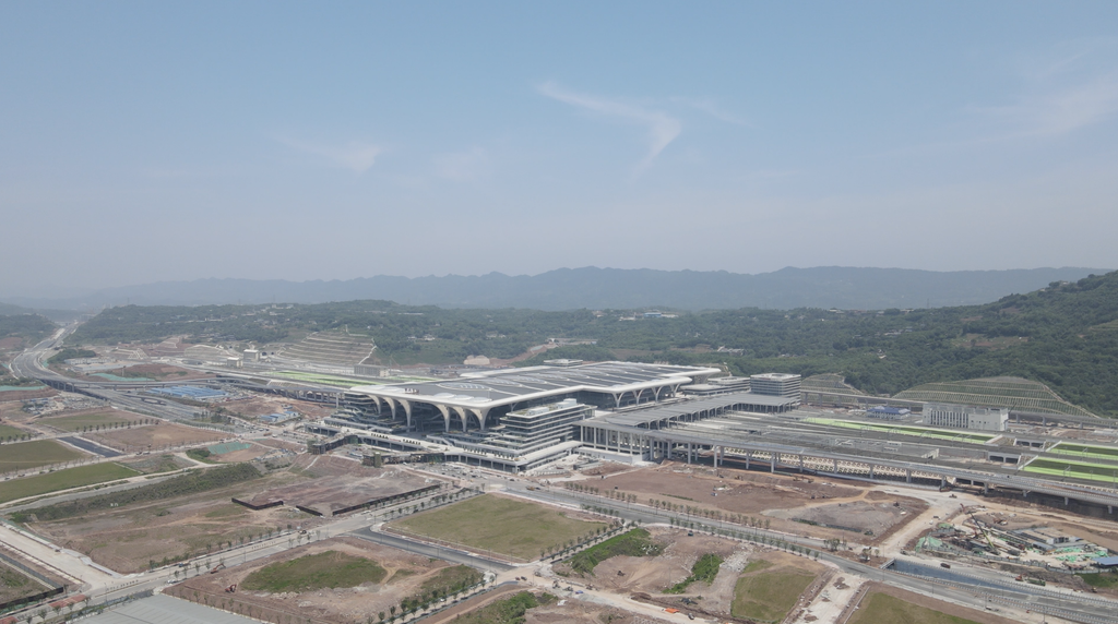 Chongqing East is the world's biggest train station, covering 1.22 million square metres across its eight levels. Image: Reporterfy.